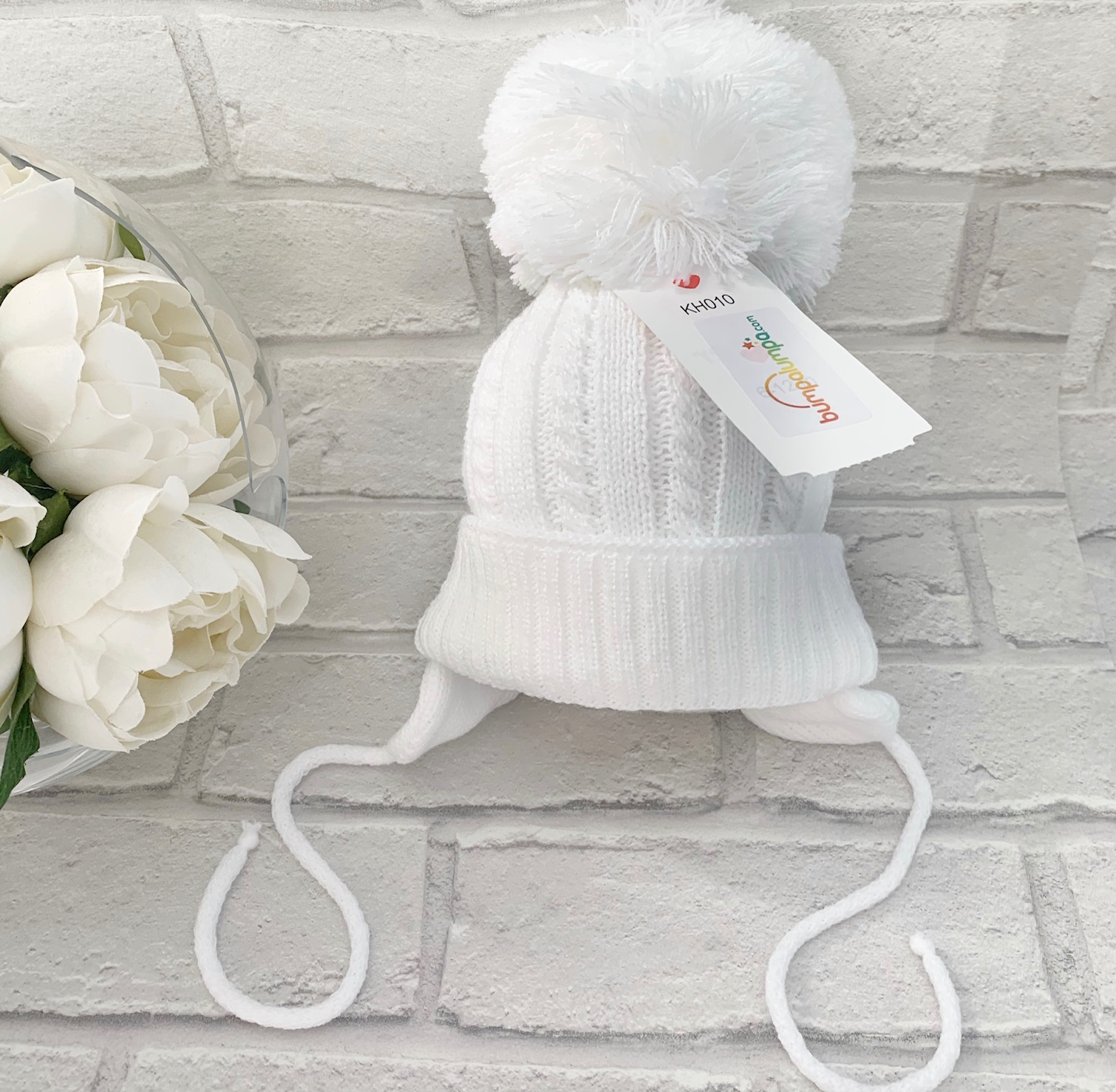 Unisex White Knitted Pom Pom Hat Unisex White Knitted Pom Pom Hat